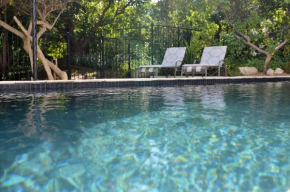 Гостиница Villa Honeysuckle Luxury Villa  Штелленбош